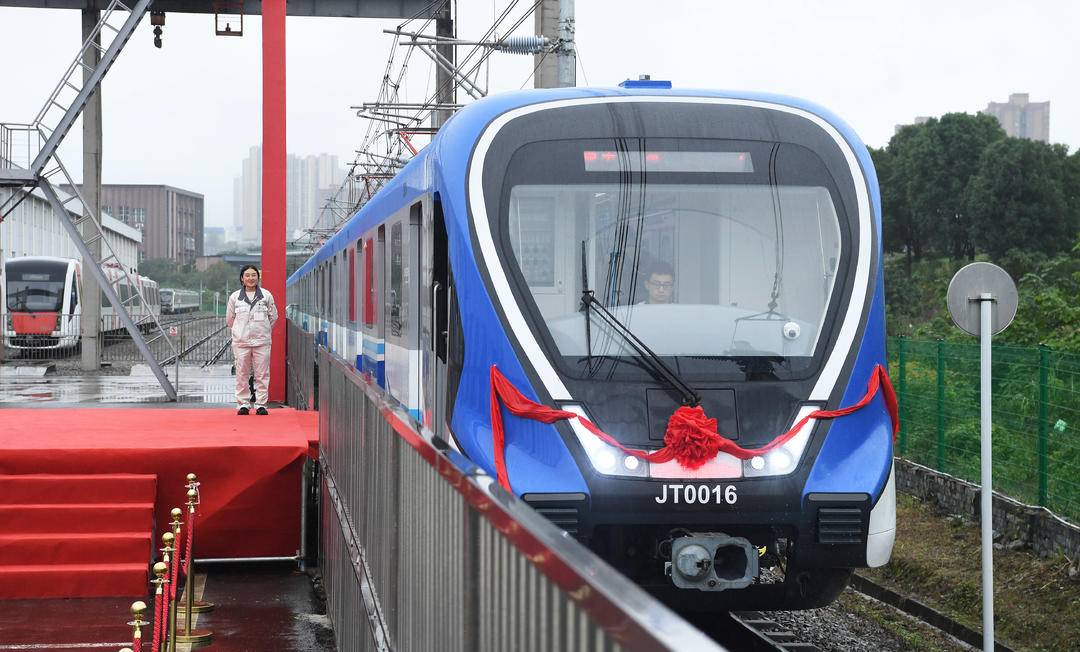 “喜提新车”! 全国首列双流制列车在重庆下线休闲区蓝鸢梦想 - Www.slyday.coM “喜提新车”! 全国首列双流制列车在重庆下线休闲区蓝鸢梦想 - Www.slyday.coM