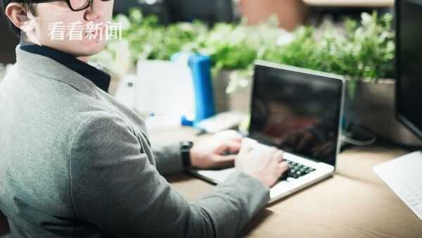 被公务员耽误的作家!日本男子称病休假2年 写4部小说赚18万休闲区蓝鸢梦想 - Www.slyday.coM 被公务员耽误的作家!日本男子称病休假2年 写4部小说赚18万休闲区蓝鸢梦想 - Www.slyday.coM