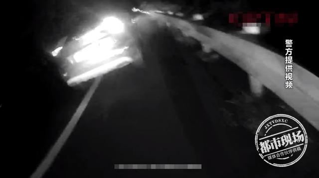 惊骇!男子凌晨醉驾上高速,竟霸占两个车道睡大觉休闲区蓝鸢梦想 - Www.slyday.coM 惊骇!男子凌晨醉驾上高速,竟霸占两个车道睡大觉休闲区蓝鸢梦想 - Www.slyday.coM