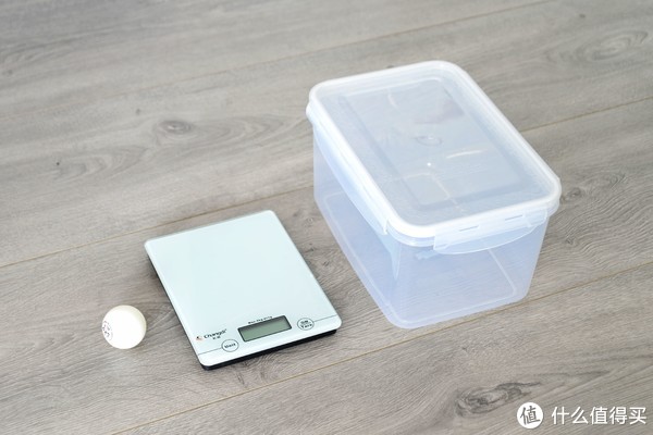 使用电子秤可以直观的通过重量数据变化来佐证吸尘器是否将保鲜盒完全
