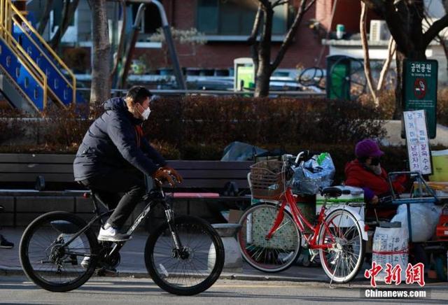 资料图:首尔民众在街头骑车。 中新社记者 曾鼐 摄