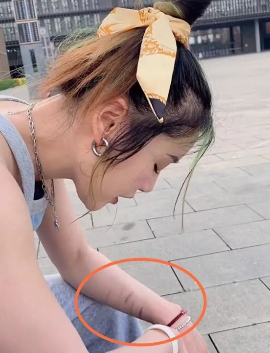 超过千条谩骂充斥直播间,25岁女网红喝农药致死谁该负责?休闲区蓝鸢梦想 - Www.slyday.coM 超过千条谩骂充斥直播间,25岁女网红喝农药致死谁该负责?休闲区蓝鸢梦想 - Www.slyday.coM