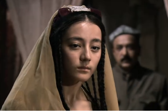 迪丽热巴颜值回春？脸蛋精致像芭比，复盘热巴的出道“变脸史”