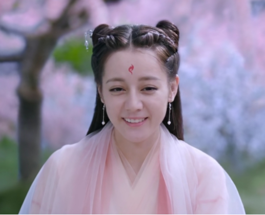 迪丽热巴颜值回春？脸蛋精致像芭比，复盘热巴的出道“变脸史”