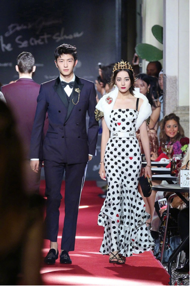 迪丽热巴颜值回春？脸蛋精致像芭比，复盘热巴的出道“变脸史”