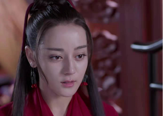 迪丽热巴颜值回春？脸蛋精致像芭比，复盘热巴的出道“变脸史”