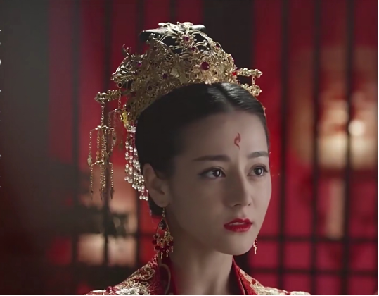 迪丽热巴颜值回春？脸蛋精致像芭比，复盘热巴的出道“变脸史”