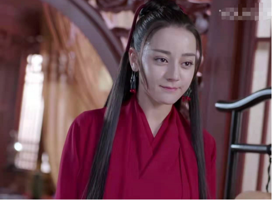 迪丽热巴颜值回春？脸蛋精致像芭比，复盘热巴的出道“变脸史”