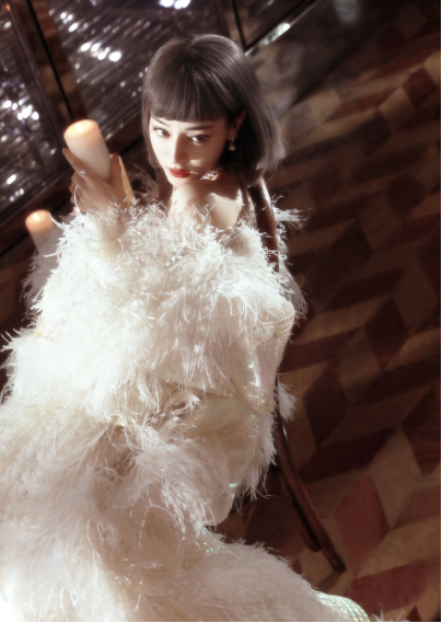 迪丽热巴颜值回春？脸蛋精致像芭比，复盘热巴的出道“变脸史”