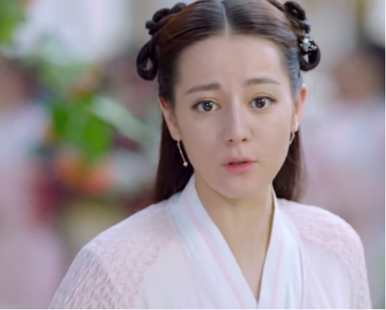 迪丽热巴颜值回春？脸蛋精致像芭比，复盘热巴的出道“变脸史”