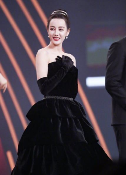 迪丽热巴颜值回春？脸蛋精致像芭比，复盘热巴的出道“变脸史”