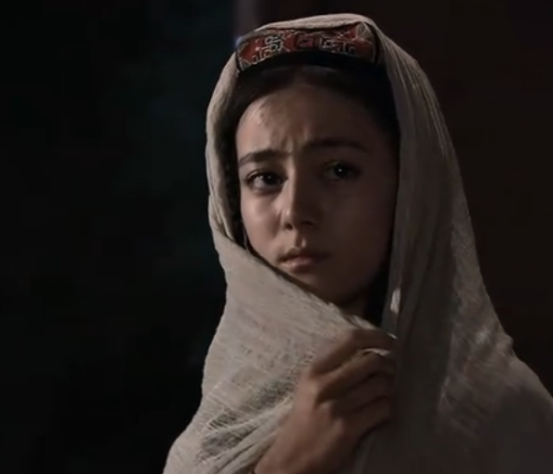 迪丽热巴颜值回春？脸蛋精致像芭比，复盘热巴的出道“变脸史”