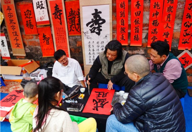 越南书法有多“尴尬”？用的是毛笔，写的却不是汉字