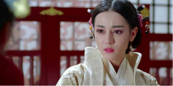 迪丽热巴颜值回春？脸蛋精致像芭比，复盘热巴的出道“变脸史”