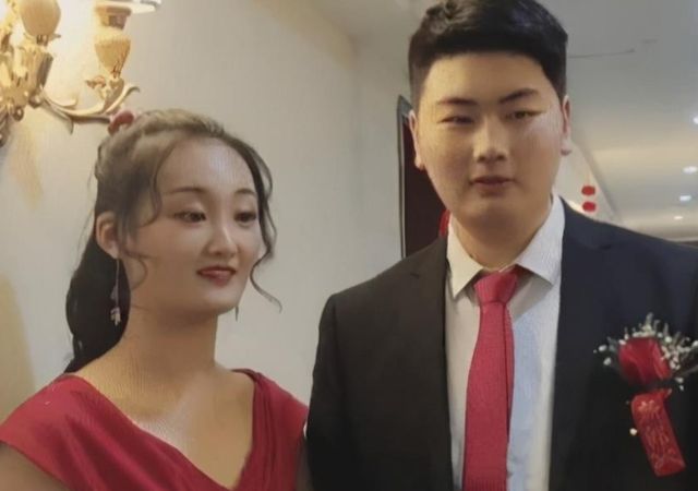 风波后陈亚男素颜现身疑没带婚戒掉粉超百万强颜欢笑惹人心疼