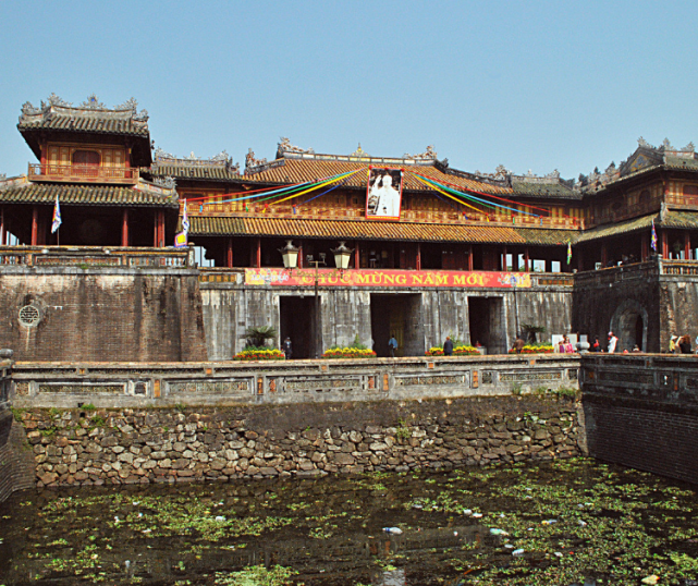 越南书法有多“尴尬”？用的是毛笔，写的却不是汉字