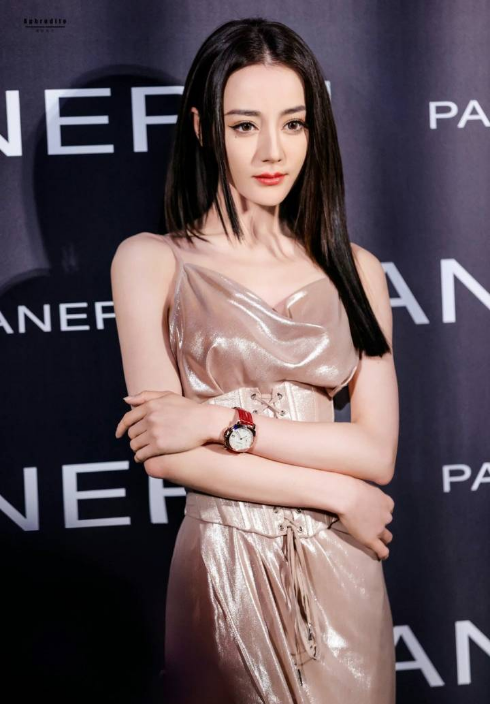 迪丽热巴颜值回春？脸蛋精致像芭比，复盘热巴的出道“变脸史”