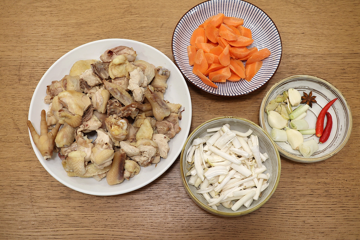 [转载]砂锅焖鸡真是太香了，半只土鸡转眼吃光了，汤比肉还受欢迎