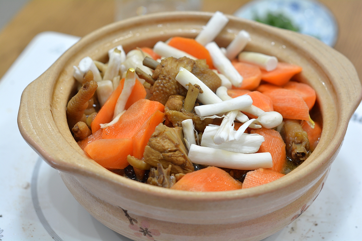 [转载]砂锅焖鸡真是太香了，半只土鸡转眼吃光了，汤比肉还受欢迎