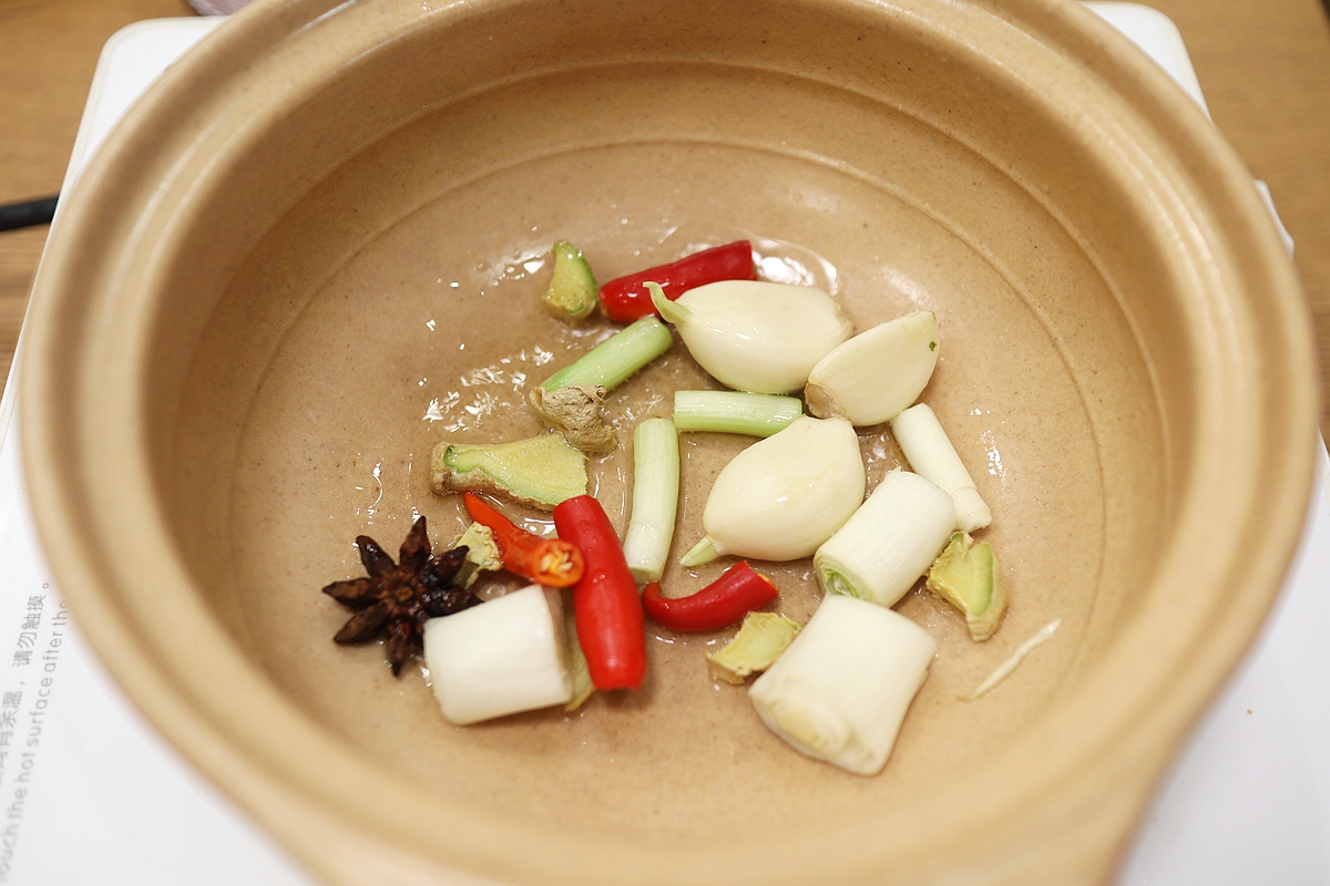 [转载]砂锅焖鸡真是太香了，半只土鸡转眼吃光了，汤比肉还受欢迎