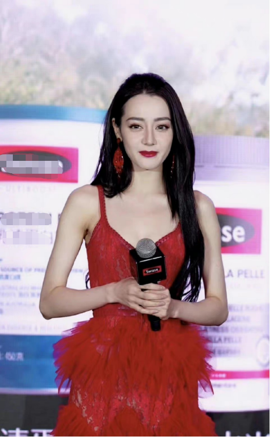 迪丽热巴颜值回春？脸蛋精致像芭比，复盘热巴的出道“变脸史”