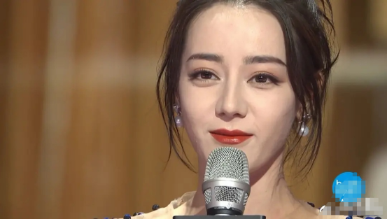 迪丽热巴颜值回春？脸蛋精致像芭比，复盘热巴的出道“变脸史”