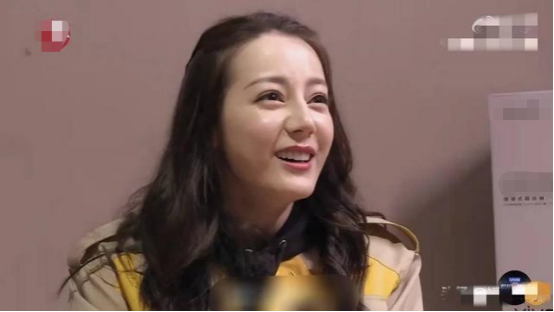 迪丽热巴颜值回春？脸蛋精致像芭比，复盘热巴的出道“变脸史”