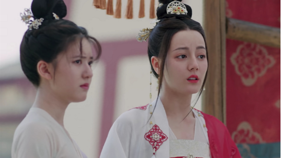 迪丽热巴颜值回春？脸蛋精致像芭比，复盘热巴的出道“变脸史”