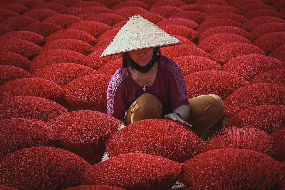 摄影师Khanh Phan镜头下的越南制香工人。 (Ins: Khanh Phan)