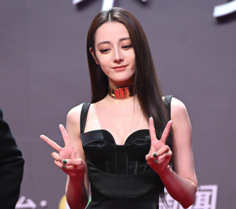 迪丽热巴颜值回春？脸蛋精致像芭比，复盘热巴的出道“变脸史”