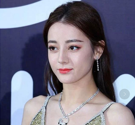 迪丽热巴颜值回春？脸蛋精致像芭比，复盘热巴的出道“变脸史”