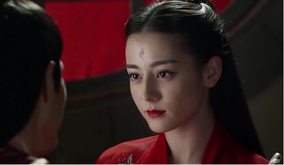 迪丽热巴颜值回春？脸蛋精致像芭比，复盘热巴的出道“变脸史”