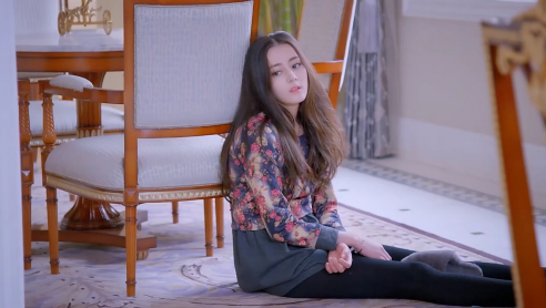 迪丽热巴颜值回春？脸蛋精致像芭比，复盘热巴的出道“变脸史”