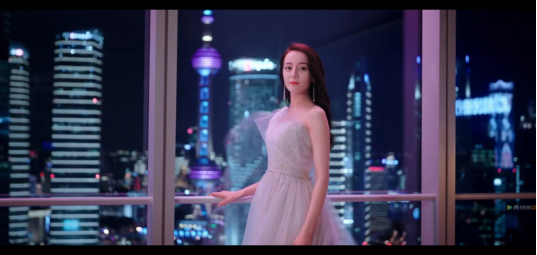 迪丽热巴颜值回春？脸蛋精致像芭比，复盘热巴的出道“变脸史”