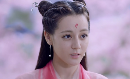 迪丽热巴颜值回春？脸蛋精致像芭比，复盘热巴的出道“变脸史”