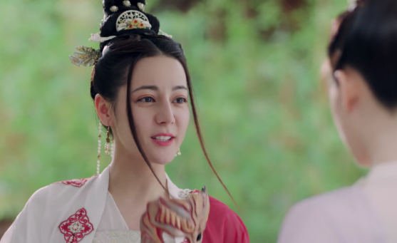 迪丽热巴颜值回春？脸蛋精致像芭比，复盘热巴的出道“变脸史”