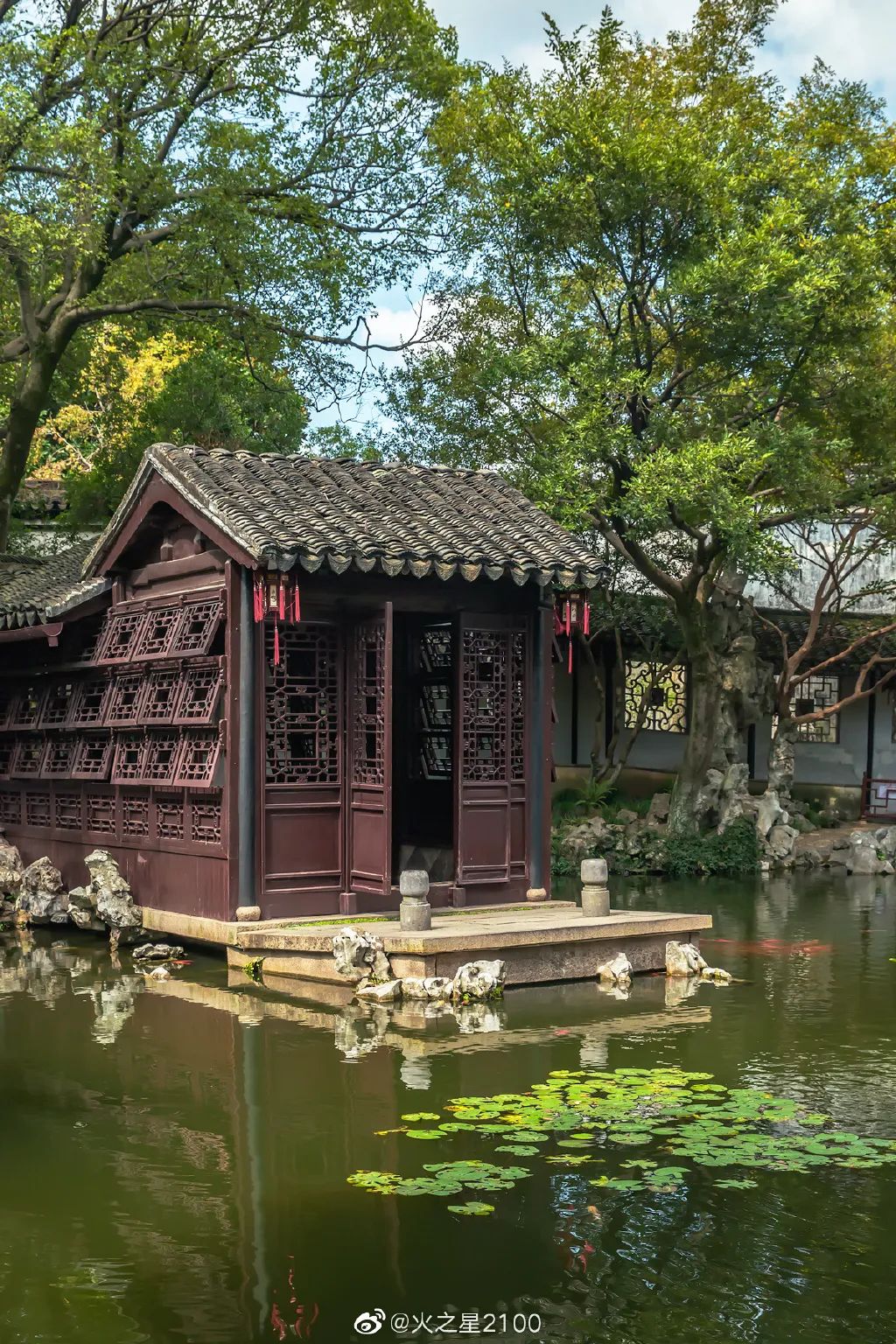 花园中点睛之笔为石舫"闹红一舸,也是退思园一大亮点.