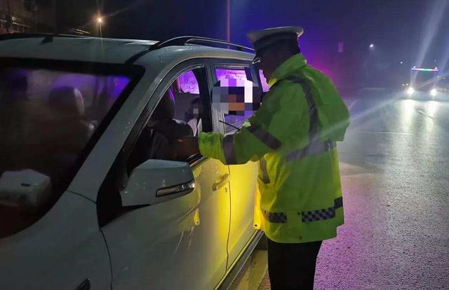 夫妻吵架后,丈夫报警举报妻子:赶紧拦住她的车休闲区蓝鸢梦想 - Www.slyday.coM 夫妻吵架后,丈夫报警举报妻子:赶紧拦住她的车休闲区蓝鸢梦想 - Www.slyday.coM