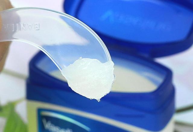 活久见,被“包装”耽误的凡士林还能这么玩?分享10个小妙用休闲区蓝鸢梦想 - Www.slyday.coM 活久见,被“包装”耽误的凡士林还能这么玩?分享10个小妙用休闲区蓝鸢梦想 - Www.slyday.coM