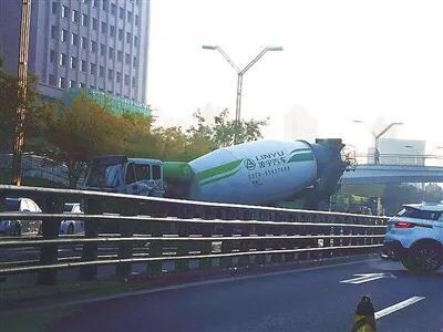 隔离护栏被撞断30米!水泥罐车肇事导致严重拥堵休闲区蓝鸢梦想 - Www.slyday.coM 隔离护栏被撞断30米!水泥罐车肇事导致严重拥堵休闲区蓝鸢梦想 - Www.slyday.coM