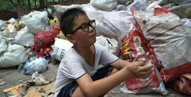 13岁男孩,靠捡垃圾为妈妈治病,供弟弟上学：感动得想哭