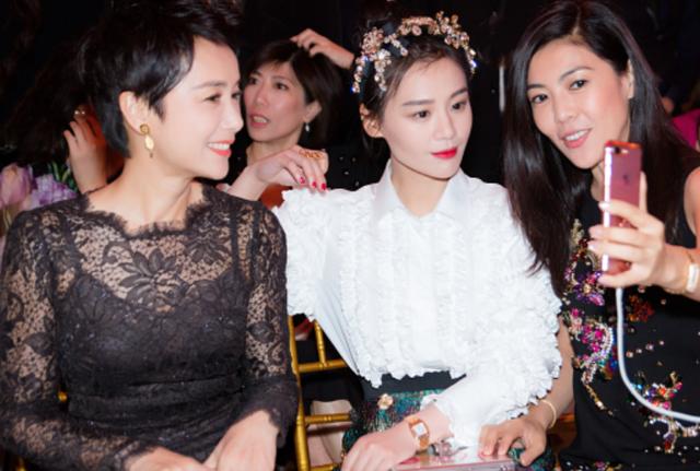 蒋雯丽54岁风韵犹存!穿蕾丝挖背裙梦幻又性感,熟女魅力真迷人 蒋雯丽54岁风韵犹存!穿蕾丝挖背裙梦幻又性感,熟女魅力真迷人