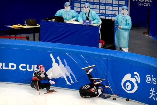 太乱了！短道神奇决赛日：5人出战4人摔倒+连开6枪+<a href=