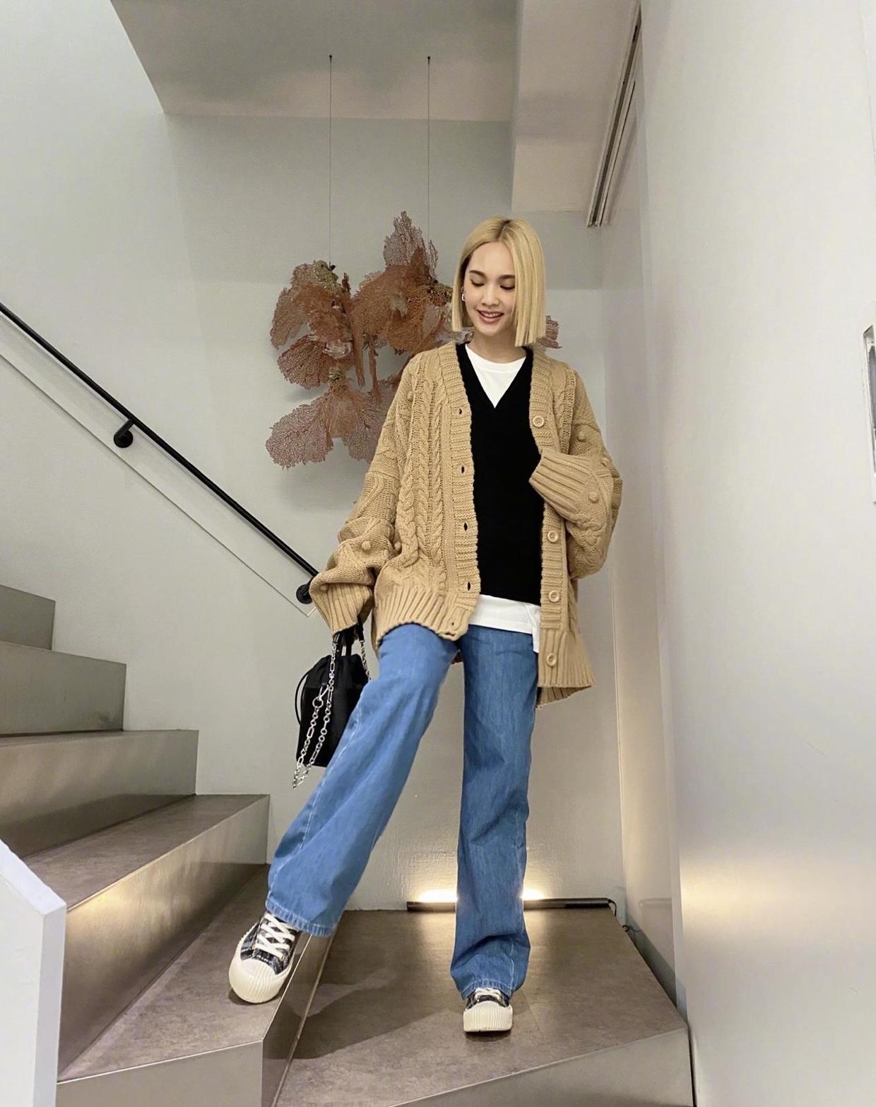 杨丞琳化身“人鱼公主”，穿蓝色渐变鱼鳞裙亮相，气质高贵又惊艳