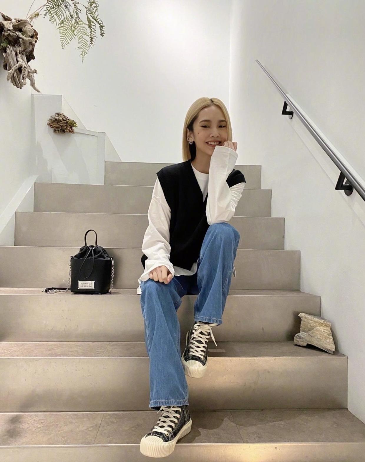 杨丞琳化身“人鱼公主”，穿蓝色渐变鱼鳞裙亮相，气质高贵又惊艳