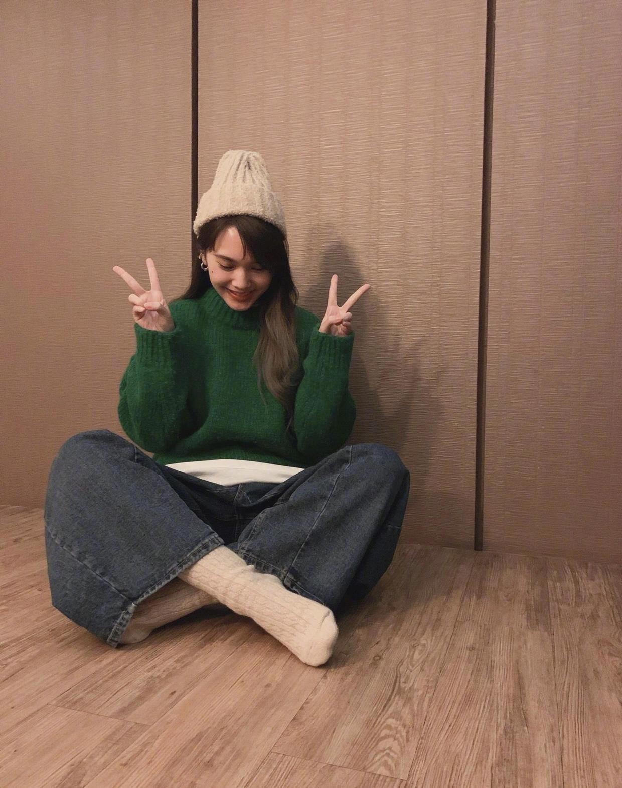 杨丞琳化身“人鱼公主”，穿蓝色渐变鱼鳞裙亮相，气质高贵又惊艳