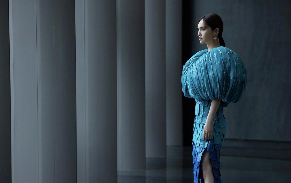 杨丞琳化身“人鱼公主”，穿蓝色渐变鱼鳞裙亮相，气质高贵又惊艳