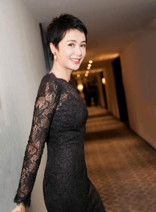 蒋雯丽54岁风韵犹存!穿蕾丝挖背裙梦幻又性感,熟女魅力真迷人 蒋雯丽54岁风韵犹存!穿蕾丝挖背裙梦幻又性感,熟女魅力真迷人