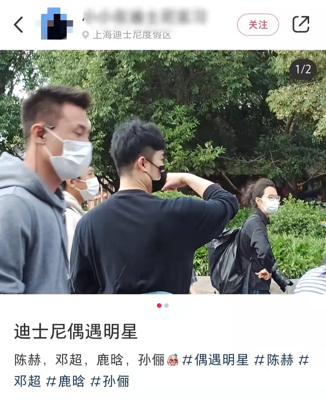 邓超全家现身迪士尼，孙俪为女儿扎头发，7岁小花身高到妈妈胸前