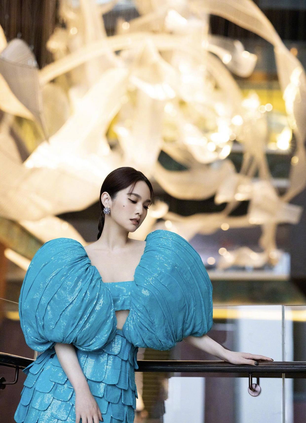 杨丞琳化身“人鱼公主”，穿蓝色渐变鱼鳞裙亮相，气质高贵又惊艳